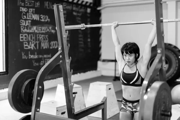 Ung Vacker asiatisk kvinna tränar på gymmet — Stockfoto