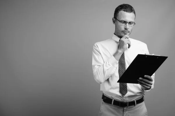 Retrato de hombre de negocios guapo sobre fondo gris — Foto de Stock