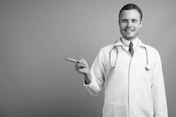 Портрет красивого лікаря на сірому фоні — стокове фото