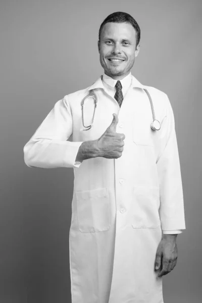 Retrato de hombre guapo médico sobre fondo gris — Foto de Stock