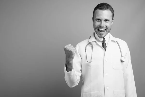 Porträtt av stilig man läkare mot grå bakgrund — Stockfoto