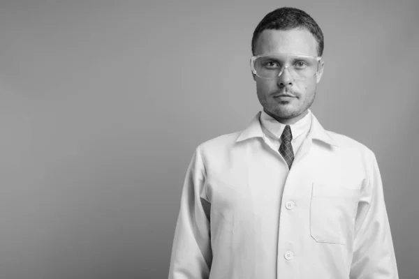 Ritratto di un bel dottore che indossa occhiali protettivi — Foto Stock