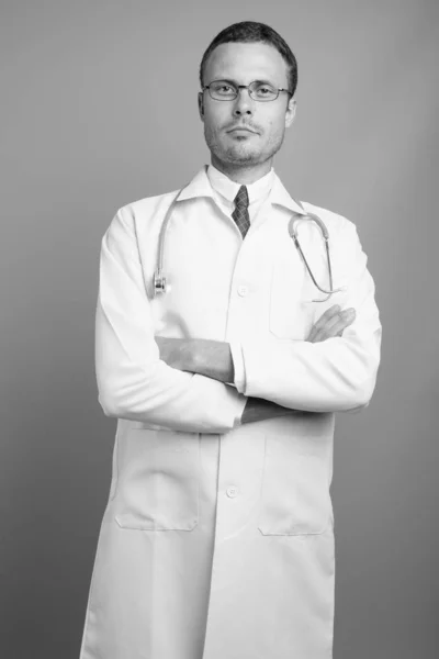 Portré jóképű férfi orvos és szürke háttér — Stock Fotó