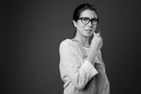 Retrato de hermosa mujer multiétnica con el pelo corto — Foto de Stock