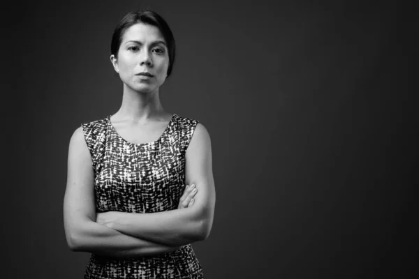 Retrato de hermosa mujer de negocios multiétnica con el pelo corto — Foto de Stock