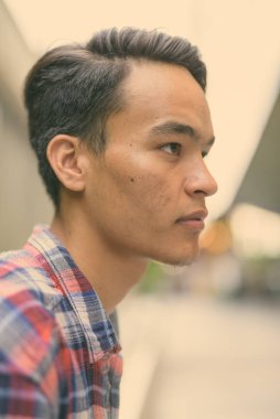 Genç yakışıklı Hintli adam Bangkok, Tayland 'ı keşfediyor.