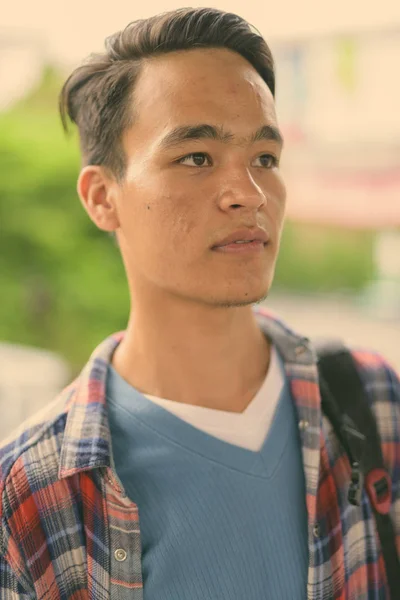 バンコクを探索する若いハンサムなインド人男性,タイ — ストック写真