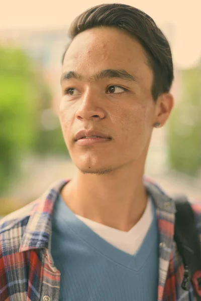 バンコクを探索する若いハンサムなインド人男性,タイ — ストック写真