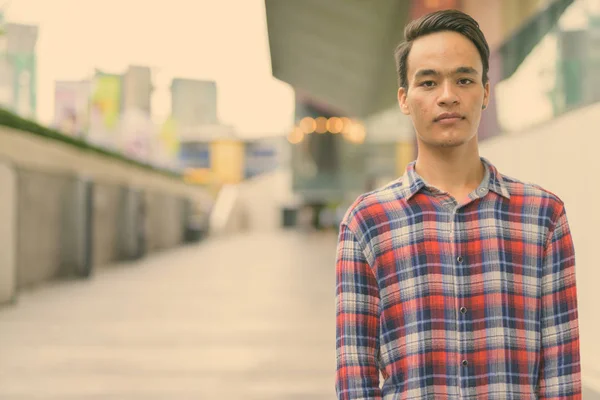 Jovem homem indiano bonito explorando a cidade de Bangkok, Tailândia — Fotografia de Stock