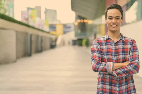 Jovem homem indiano bonito explorando a cidade de Bangkok, Tailândia — Fotografia de Stock