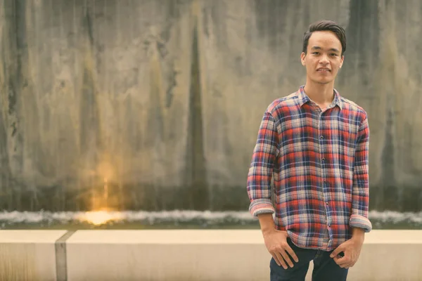 Joven hombre indio guapo explorando la ciudad de Bangkok, Tailandia — Foto de Stock