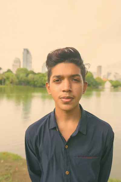 Портрет молодий індійський підлітком розслаблюючим у парку — стокове фото