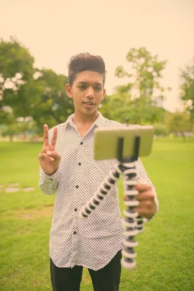 Retrato de un joven adolescente indio relajándose en el parque — Foto de Stock