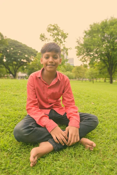 Porträt eines jungen indischen Jungen beim Entspannen im Park — Stockfoto