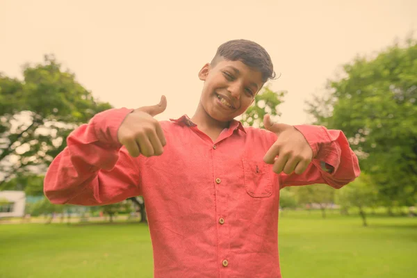 Porträt eines jungen indischen Jungen beim Entspannen im Park — Stockfoto