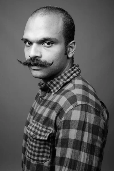 Індійський чоловік з вусами на сірому фоні. — стокове фото