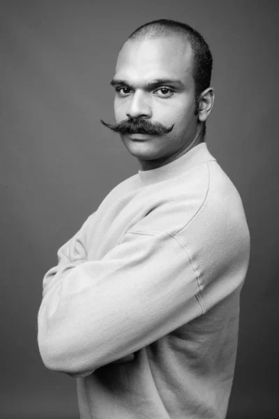 Homem indiano com bigode contra fundo cinza — Fotografia de Stock