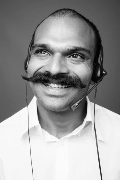 Empresario indio como representante del centro de llamadas contra fondo gris — Foto de Stock