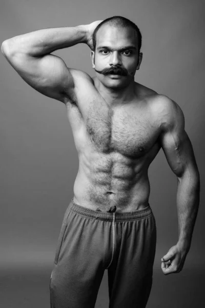 Μυώδης Ινδός με μουστάκι χωρίς πουκάμισο σε γκρι φόντο — Φωτογραφία Αρχείου
