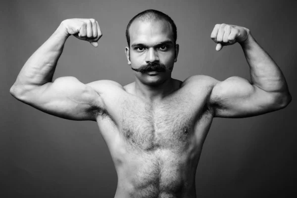 Μυώδης Ινδός με μουστάκι χωρίς πουκάμισο σε γκρι φόντο — Φωτογραφία Αρχείου