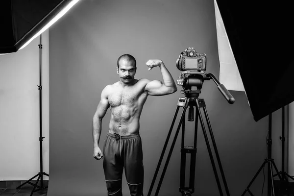 Shirtless μυώδης Ινδός με μουστάκι vlogging σε γκρι φόντο — Φωτογραφία Αρχείου