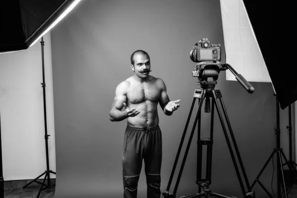 Shirtless μυώδης Ινδός με μουστάκι vlogging σε γκρι φόντο — Φωτογραφία Αρχείου