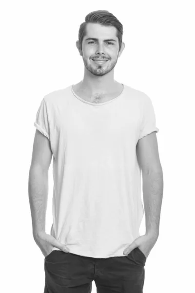 Portret van de jonge knappe man met de baard in zwart-wit — Stockfoto