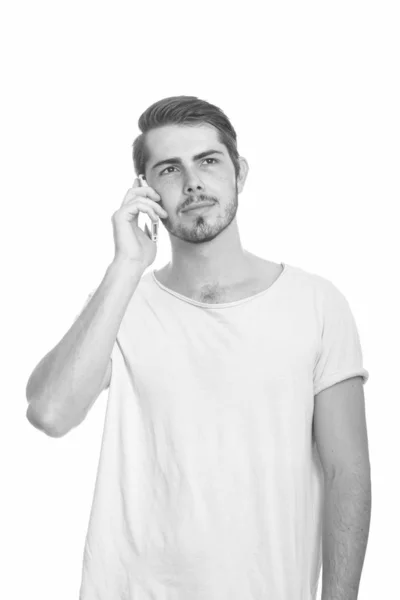 Młody przystojny mężczyzna Kaukaska rozmowy na telefon komórkowy — Zdjęcie stockowe
