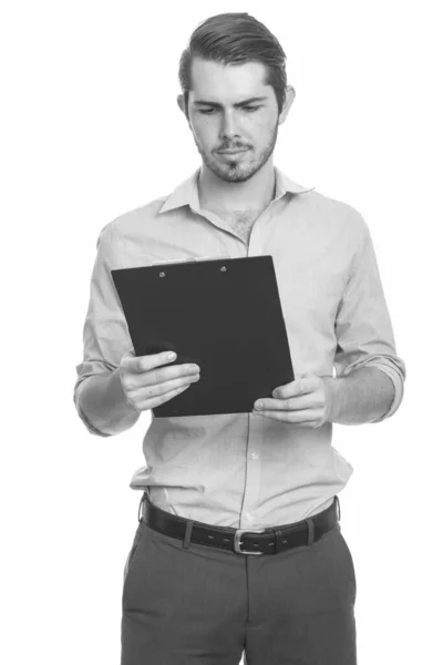 Retrato de un joven guapo barbudo en blanco y negro — Foto de Stock