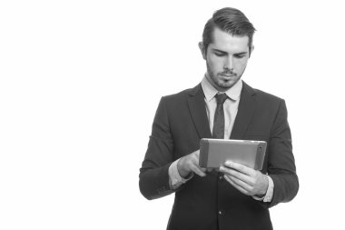 Genç yakışıklı beyaz işadamı dijital tablet kullanma