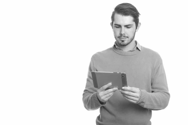 Młody przystojny kaukaski mężczyzna trzymając tablet cyfrowy — Zdjęcie stockowe