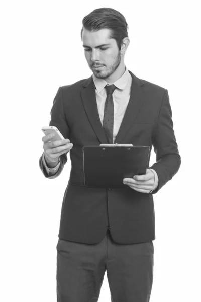 Retrato de un joven guapo barbudo en blanco y negro — Foto de Stock