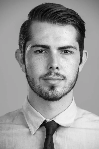 Ritratto di giovane uomo barbuto in bianco e nero — Foto Stock