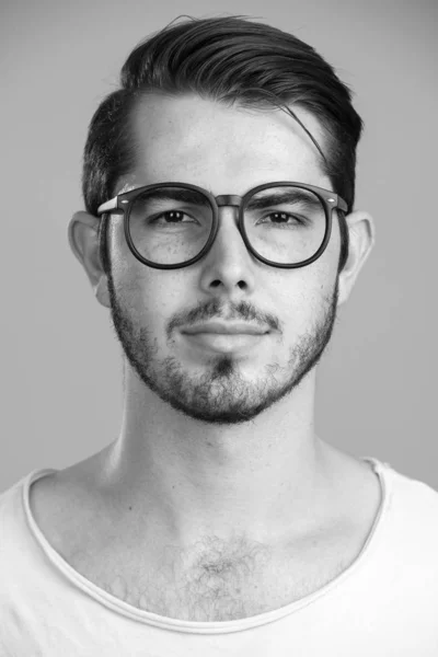 Retrato de jovem bonito barbudo homem em preto e branco — Fotografia de Stock