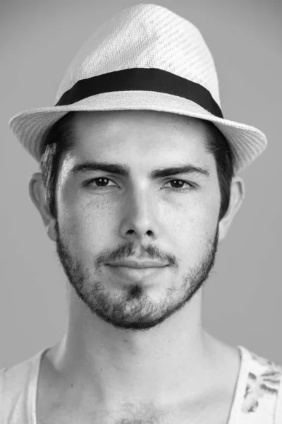 Retrato de un joven guapo barbudo en blanco y negro — Foto de Stock