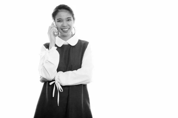 黒と白の白を背景に孤立した若いフィリピン人女性のスタジオショット — ストック写真