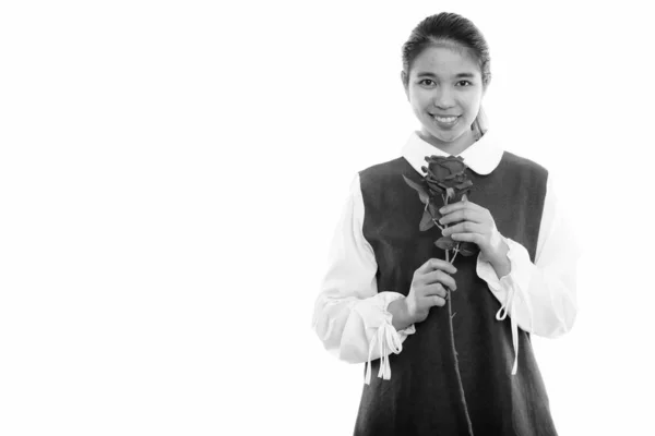 黒と白の白を背景に孤立した若いフィリピン人女性のスタジオショット — ストック写真