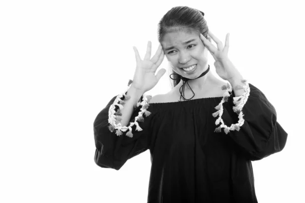 菲律宾年轻女子在黑白背景下被隔离的演播室镜头 — 图库照片