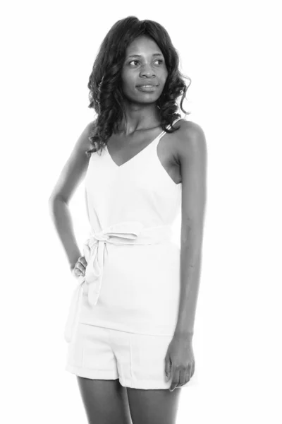 Studio Zdjęcia Młodej Afrykańskiej Kobiety Peruce Izolowane Białym Tle Czerni — Zdjęcie stockowe