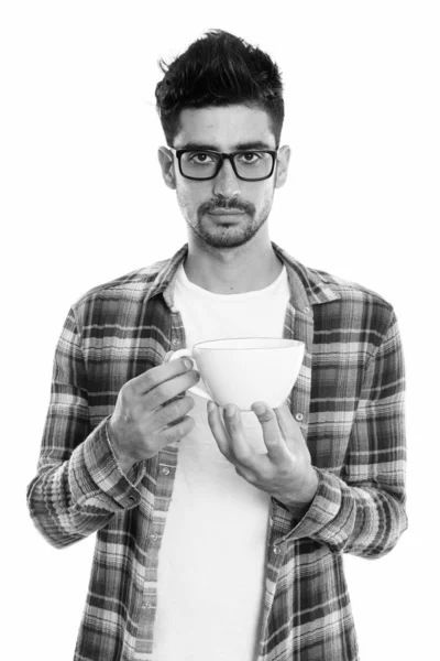 Strzał studio młody człowiek perski, trzymając kubek kawy — Zdjęcie stockowe