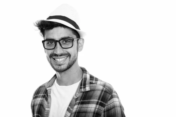 행복 한 페르시아 젊은이 안경, 모자를 착용 하는 동안 미소의 스튜디오 샷 — 스톡 사진