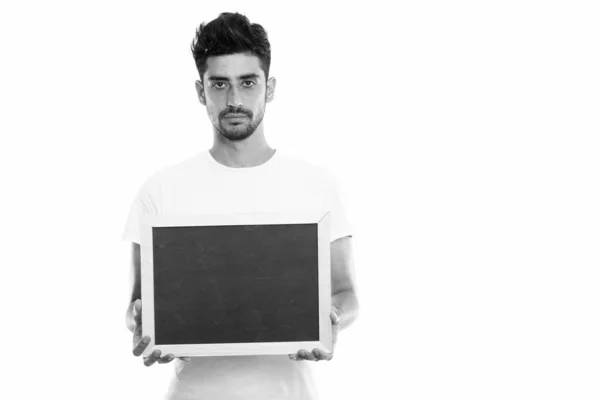 Studioaufnahme eines jungen persischen Mannes mit leerer Tafel — Stockfoto