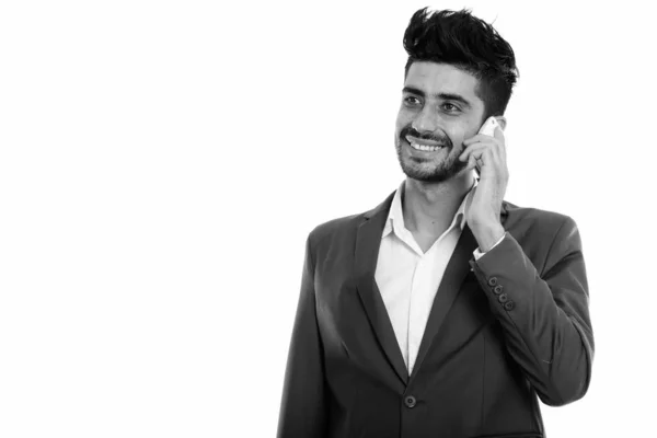 휴대 전화에 대 한 얘기 하 고 생각 하면서 웃 고 젊은 행복 페르시아어 사업가의 스튜디오 샷 — 스톡 사진
