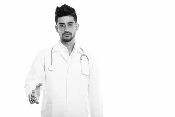 Студийный снимок молодого персидского врача, пожимающего руку — стоковое фото