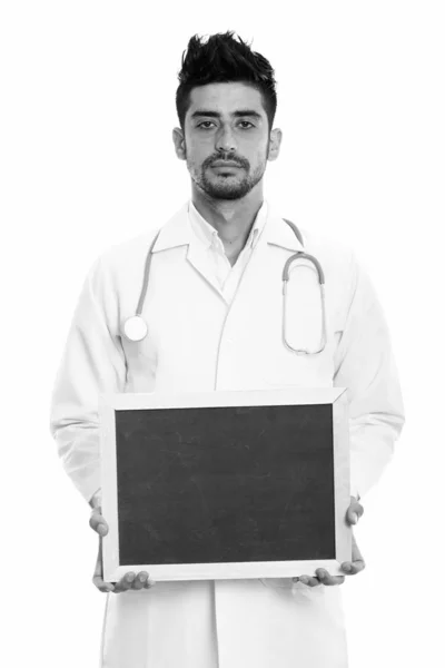 Студийный снимок молодого персидского врача с пустой доской — стоковое фото