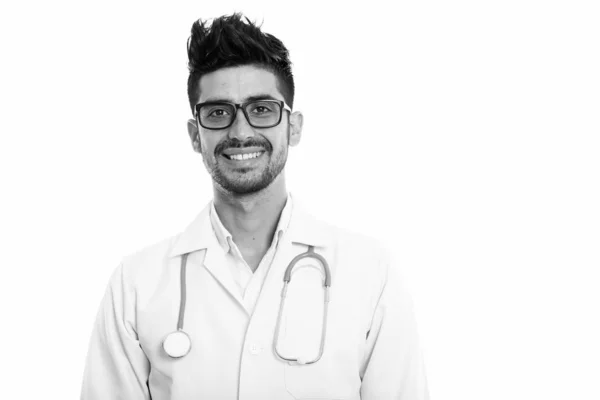 Stúdió lövés fiatal boldog perzsa férfi orvos mosolyog, miközben szemüveget — Stock Fotó