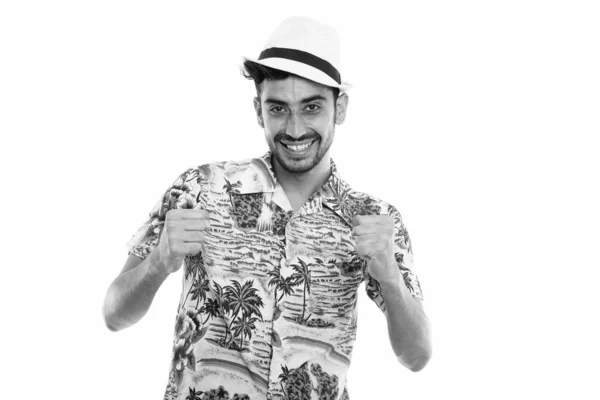 Estúdio tiro de jovem feliz turista persa homem sorrindo enquanto olha animado — Fotografia de Stock