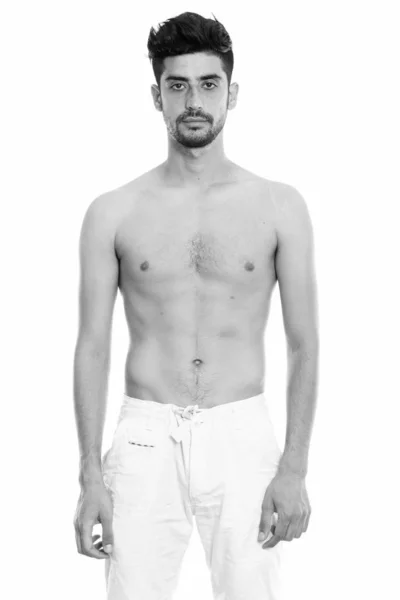 Strzał studio Perski młodzieniec stojący shirtless — Zdjęcie stockowe