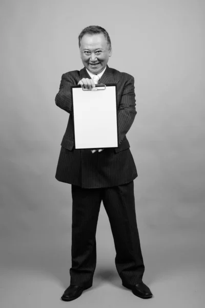 Studio Shot Mature Asian Businessman Holding Clipboard Gray Background Black — Foto Stock