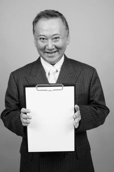 Studio Shot Mature Asiatique Homme Affaires Tenant Presse Papiers Sur — Photo